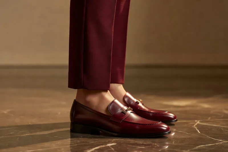 Détail d'une silhouette harmonieuse évitant les erreurs courantes de proportions chez l'homme de petite taille